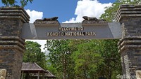 Kemudian pengunjung akan disambut oleh gapura bertuliskan Welcome To Komodo National Park.