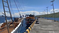 Terlihat beberapa kapal yang mengangkut wisatawan yang bersandar di dermaga.