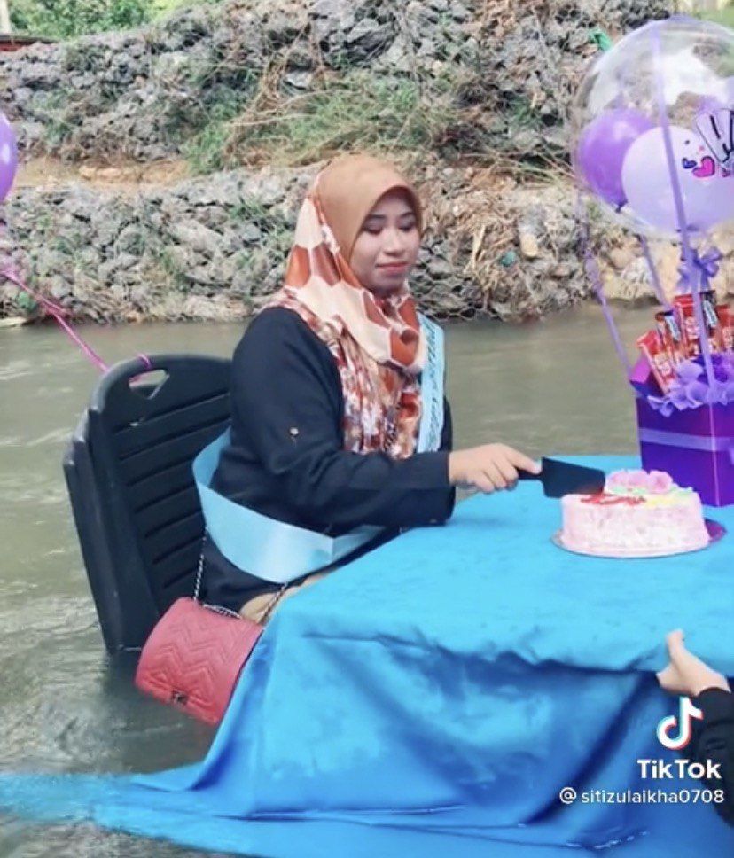 Tak Takut Hanyut, Suami Ini Gelar Pesta Ulang Tahun Istri di Tengah Sungai