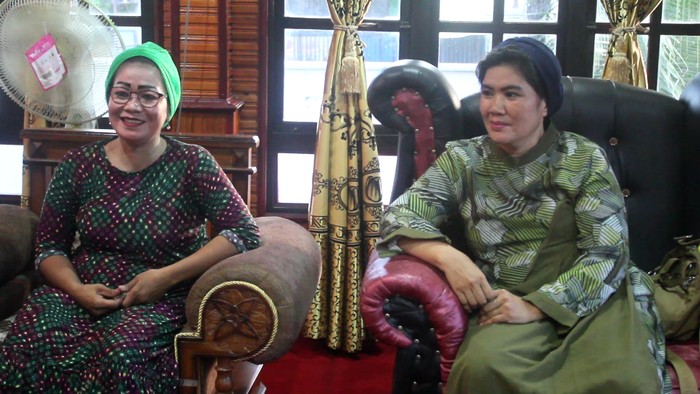 Acara lamaran di Kabupaten Pinrang, Sulawesi Selatan, ramai dibicarakan hingga viral di media sosial. Pasalnya, pihak pelamar adalah keluarga perempuan yang diketahui merupakan hal tabu dalam adat masyarakat Bugis Makassar.