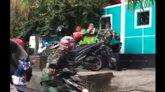 Tangkapan layar video viral TNI baku hantam dengan Polantas di Ambon. (dok. Istimewa)
