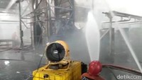 Pantauan detikcom di lokasi kejadian, Jalan Raya Pati-Kudus, sore ini, asap pekat kembali mengepul dari ruang oven pabrik. Lokasi ini pula yang saat ini menjadi satu-satunya fokus tim Damkar. Sebab, ditengarai masih ada nyala api di sana.