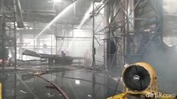 Kepala Satuan Polisi Pamong Praja Pati, Sugiyono,menyebut kepulan asap kembali muncul dari ruang oven. Hal itu menandakan semprotan air sudah mulai bisa menjangkau titik api.