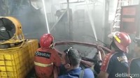 Ia mengakui, ruang oven sendiri merupakan titik tak terjangkau. Sebab, oven terbuat dari stainless tebal sehingga tidak bisa ditembus oleh air.