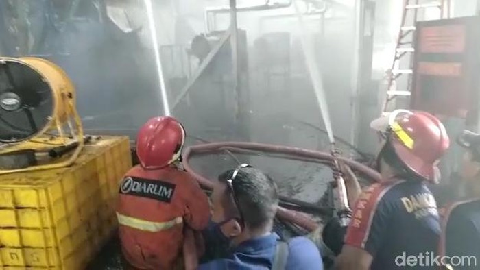 Kebakaran pabrik PT Dua Kelinci Pati, Jawa Tengah, masih terus berlanjut hingga 28 jam lamanya. Asap pekat masih memenuhi ruang oven pabrik tersebut sore ini.