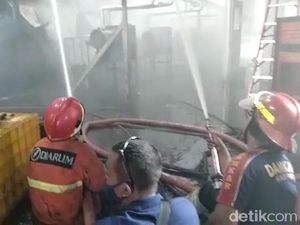 Kebakaran Pabrik Dua Kelinci Pati Dinyatakan Padam