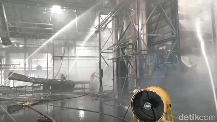 Kebakaran pabrik PT Dua Kelinci Pati, Jawa Tengah, masih terus berlanjut hingga 28 jam lamanya. Asap pekat masih memenuhi ruang oven pabrik tersebut sore ini.