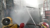 Kebakaran pabrik Dua Kelinci Pati ini terjadi mulai Selasa (23/11) pukul 11.15 WIB dan masih belum padam hingga pukul 15.00 WIB sore ini.