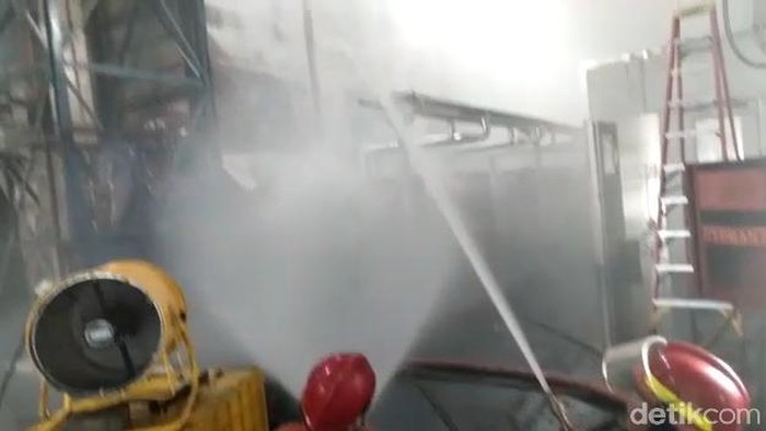 Kebakaran pabrik PT Dua Kelinci Pati, Jawa Tengah, masih terus berlanjut hingga 28 jam lamanya. Asap pekat masih memenuhi ruang oven pabrik tersebut sore ini.