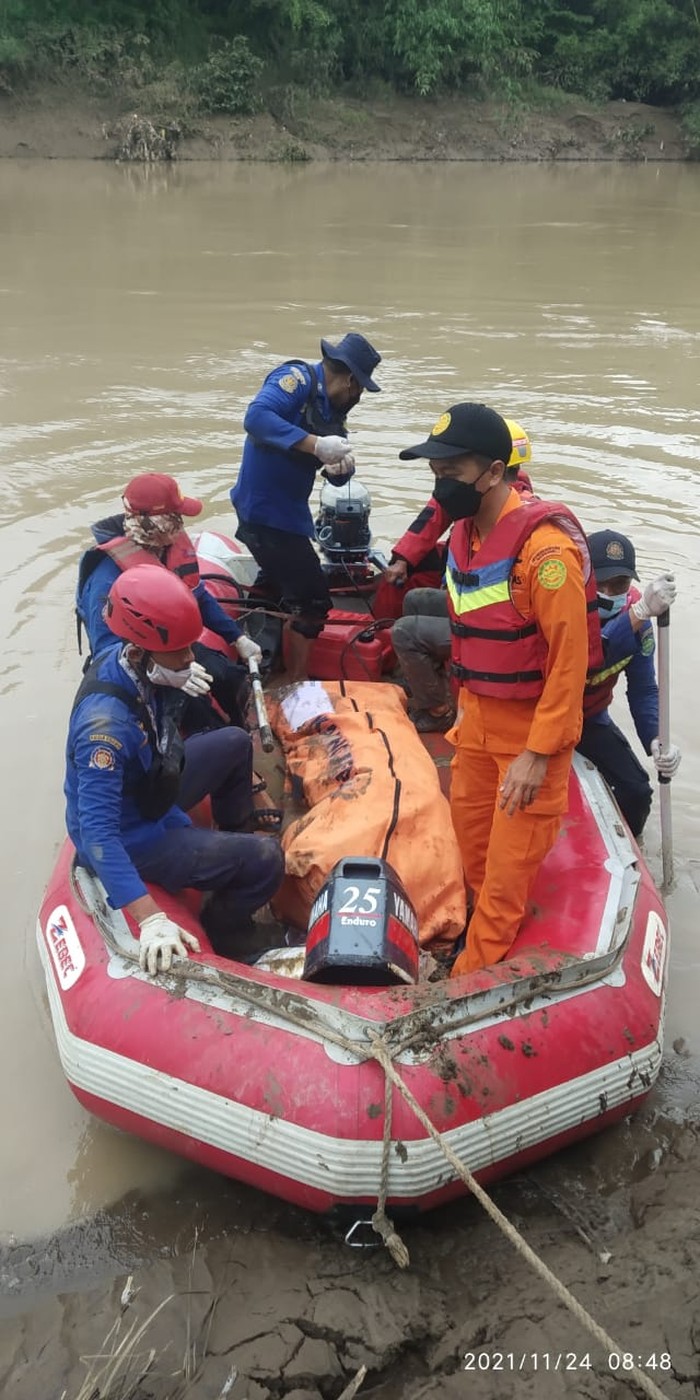 Tim SAR mengevakuasi jasad korban perahu terbalik di Subang