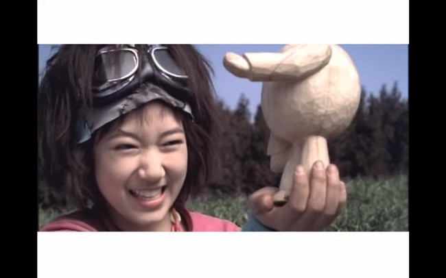 Park Shin Hye mengawali kariernya sebagai model video klip lagu ‘Flower’ yang dipopulerkan Lee Sung Hwan. Saat itu aktris kelahiran 1990 ini masih berusia 13 tahun. Foto: dok YouTube dreamfactoryclub