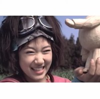 Park Shin Hye mengawali kariernya sebagai model video klip lagu ‘Flower’ yang dipopulerkan Lee Sung Hwan. Saat itu aktris kelahiran 1990 ini masih berusia 13 tahun. Foto: dok YouTube dreamfactoryclub