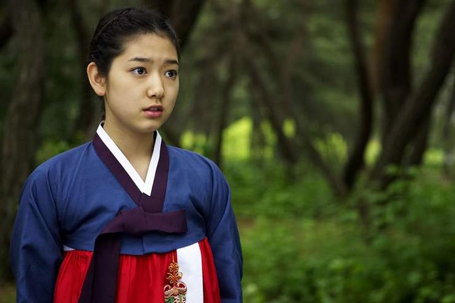 Aktris yang tengah hamil muda itu memulai debut film saat berumur 17 tahun. Dalam Evil Twin, Park Shin Hye memainkan dua karakter sekaligus: anak perempuan yang dihantui dan hantu yang menghantui saudara kembarnya. Foto: dok Prime Entertainment