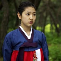 Aktris yang tengah hamil muda itu memulai debut film saat berumur 17 tahun. Dalam Evil Twin, Park Shin Hye memainkan dua karakter sekaligus: anak perempuan yang dihantui dan hantu yang menghantui saudara kembarnya. Foto: dok Prime Entertainment