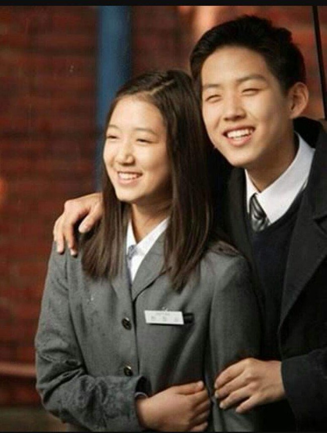 Di tahun yang sama, Park Shin Hye memulai debut akting lewat drama Korea Stairway to Heaven. Ia memerankan versi muda karakter utama bersama Baek Sung Hyun. Lucunya, keduanya dipertemukan kembali dalam drama Korea Doctors (2016). Foto: dok SBS