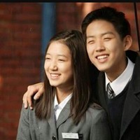 Di tahun yang sama, Park Shin Hye memulai debut akting lewat drama Korea Stairway to Heaven. Ia memerankan versi muda karakter utama bersama Baek Sung Hyun. Lucunya, keduanya dipertemukan kembali dalam drama Korea Doctors (2016). Foto: dok SBS