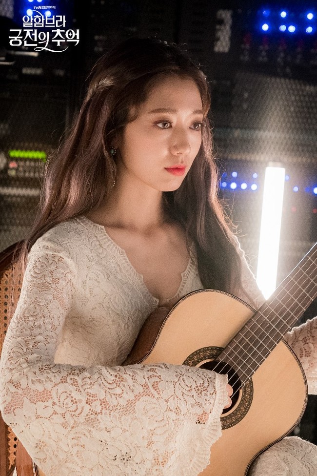 Inilah penampilannya saat membintangi drama Korea Memories of the Alhambra pada 2018. Park Shin Hye dipasangkan dengan Hyun Bin dan dikisahkan sebagai gitaris sekaligus pemilik hostel di Spanyol. Foto: dok tvN