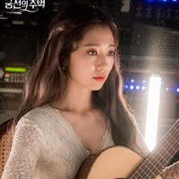 Inilah penampilannya saat membintangi drama Korea Memories of the Alhambra pada 2018. Park Shin Hye dipasangkan dengan Hyun Bin dan dikisahkan sebagai gitaris sekaligus pemilik hostel di Spanyol. Foto: dok tvN