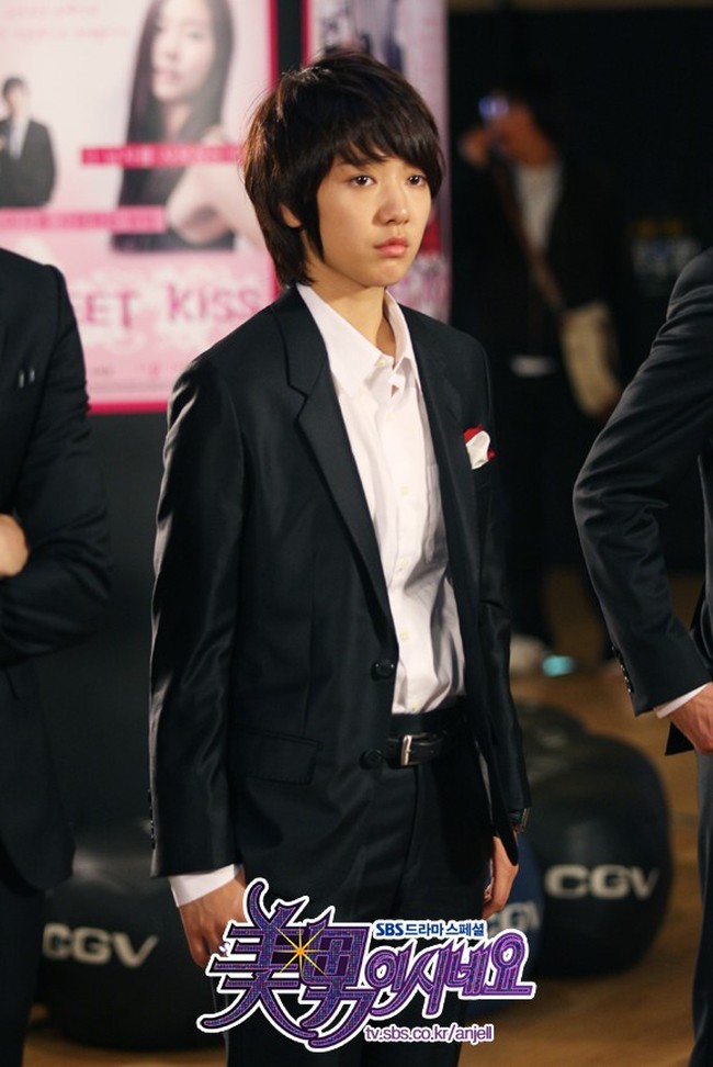 Park Shin Hye semakin banyak dikenal saat membintangi drama Korea You’re Beautiful, di mana dirinya tampil cross-dressing dan berpakaian seperti pria. Ia pun menyumbang dua lagu sebagai soundtrack. Foto: dok SBS