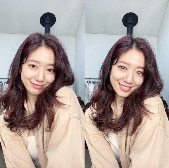 Tahun ini, Park Shin Hye dikisahkan sebagai wanita dari masa depan dalam drama Korea Sisyphus: the Myth. Ia pun mengabarkan kabar pernikahannya dengan Choi Tae Joon setelah berpacaran selama tujuh tahun. Pasangan artis Korea itu akan melangsungkan upacara pernikahan pada 22 Januari 2022. Foto: dok Instagram ssinz7