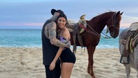 Kemesraan Travis Barker dan Kourtney Kardashian, dunia serasa milik berdua. Foto: dok instagram Travis Barker