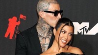 Travis Barker dan Kourtney Kardashian kerap tampil di depan publik dengan begitu mesra. Foto: dok instagram Travis Barker