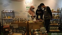 Kepala Perwakilan BI Jabar Herawanto menegaskan perekonomian di setiap daerah di Jabar harus terus terjaga. Kita tahu 27 kabupaten kota di Jabar punya karakteristik masing-masing, sektor utama harus dijaga. Jawa Barat adalah salah satu mesin pertumbuhannya bersifat ekspor, kita sebut industri esensial, kita bersama harus jaga agar terus berjalan, tuturnya.