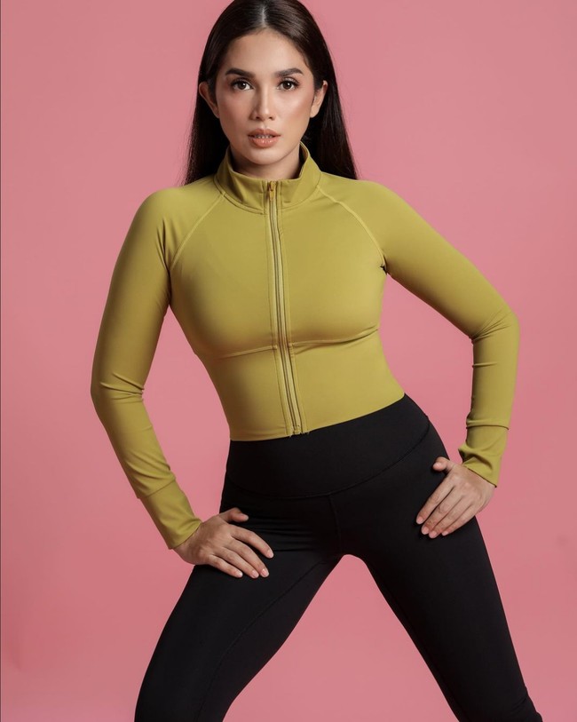 Menjaga pola makan adalah kunci sukses Ussy Sulistiawaty mendapatkan kembali bentuk tubuh idealnya. Wanita 40 tahun ini mengaku tetap menyantap nasi Padang, mie ayam, bakso dan gorengan. Namun dalam porsi yang tidak berlebihan. Foto: Instagram/@ussypratama