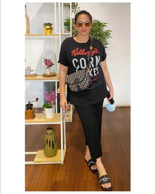 Berkat rajin olahraga dan disiplin diet, Ussy Sulistiawaty kini menuju berat badan ideal. Ia juga mengungkap rajin konsumsi minuman kaya serat setiap hari. Foto: Instagram/@ussypratama