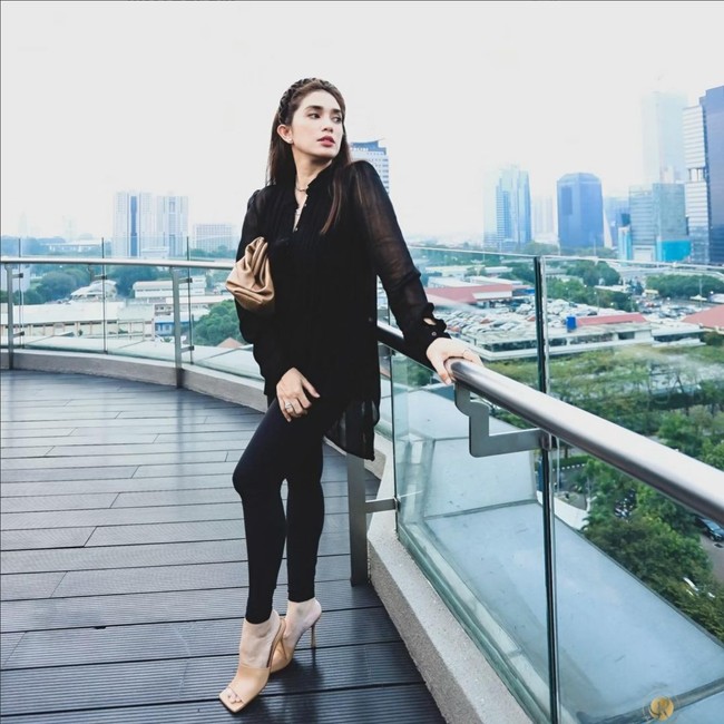 Ussy juga menyempatkan olahraga. Mulai dari bersepeda, golf hingga tinju. Foto: Instagram/@ussypratama