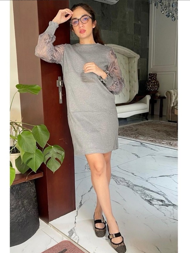 Baru-baru ini ibu lima anak tersebut mengunggah foto yang memperlihatkan bentuk tubuhnya. Pinggang yang ramping pun mencuri perhatian netizen. Terungkap bahwa bobotnya turun hingga 20 kg. Foto: Instagram/@ussypratama