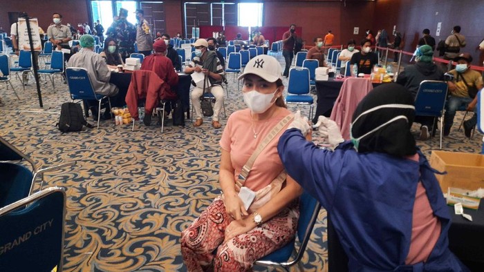 Vaksinasi COVID-19 di Kota Surabaya