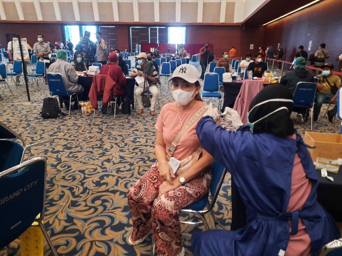 Vaksinasi COVID-19 di Kota Surabaya