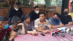 Menangis, Keluarga Bibi Bantah Tudingan Bapak Vanessa Angel