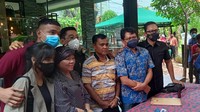Mereka juga membantah menjual barang-barang peninggalan Vanessa Angel. Foto: Muhammad Ahsan/detikHOT
