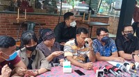 Sambil menangis, Faisal mengatakan keluarganya sama sekali tidak ada niat untuk mencari panggung. Foto: Muhammad Ahsan/detikHOT