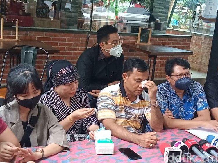 Menangis, Keluarga Bibi Bantah Tudingan Bapak Vanessa Angel