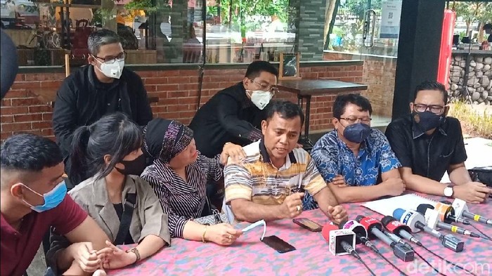 Ayah Bibi Ardiansyah tak bisa menahan emosi