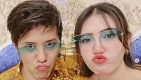 Kemesraan Via Vallen dan Chevra tak jarang bikin netter iri dan baper. Foto: dok. Instagram Via Vallen