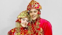 Via Vallen dan Chevra Yolandi memanciing rasa penasaran netizen dengan berpose menggunakan pakaian adat Bangka bak sepasang pengantin. Foto: dok. Instagram Via Vallen