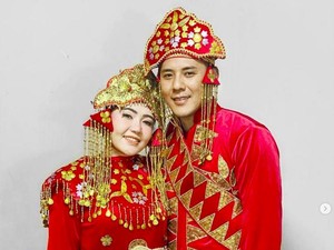 Via Vallen dan Pacar Pakai Baju Adat, Auto Diminta Nikah