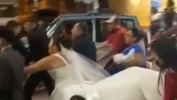 Momen haru pengantin wanita mengejar suami yang ditangkap polisi.