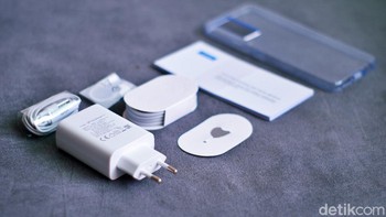 Vivo memberikan aksesori yang sangat lengkap, mulai dari charger hingga earphone. Foto: Adi Fida Rahman/detikINET