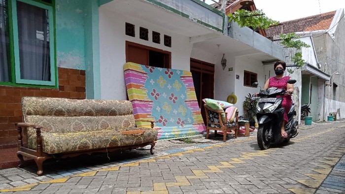 warga menjemur perabotan rumah dan peralatan sekolah