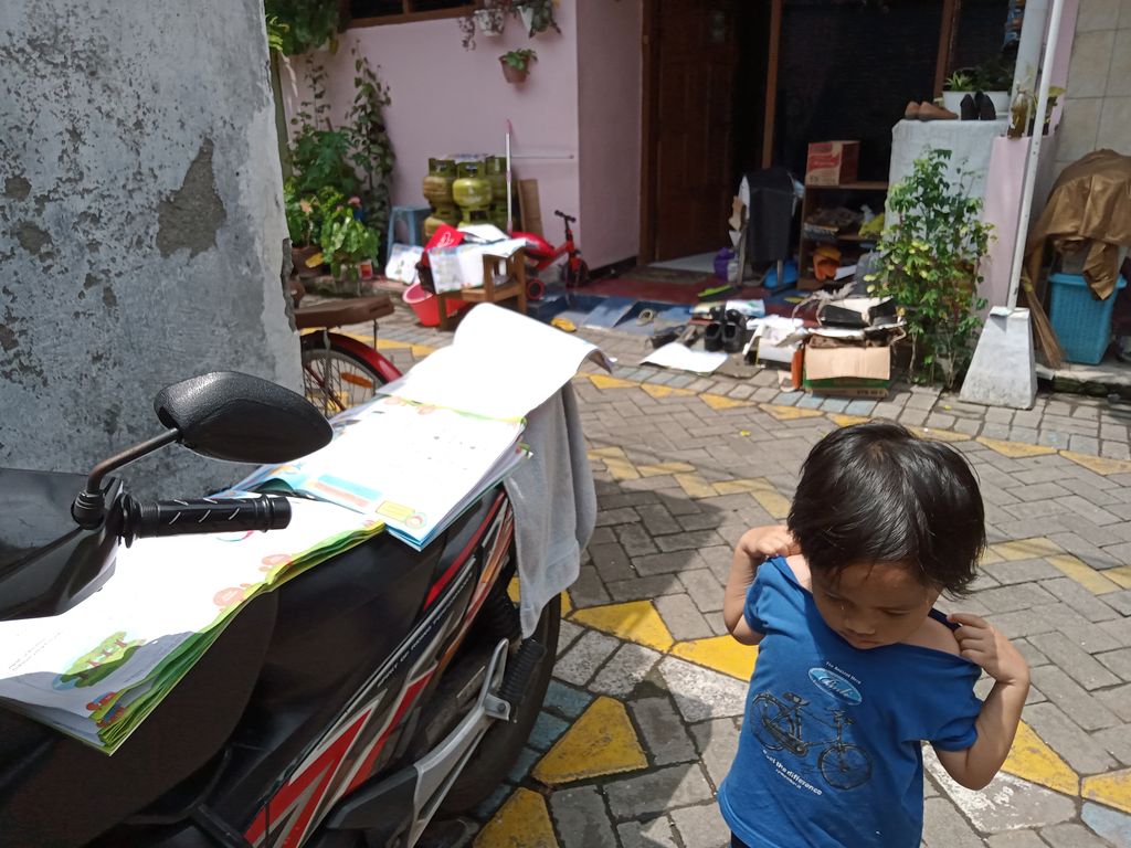 warga menjemur perabotan rumah dan peralatan sekolah