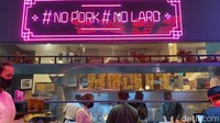 Pengunjung bisa mengintip proses pembuatan dan penyajian dimsum karena ada area open kitchen. Di atas area ini juga dipajang tulisan besar No Pork, No Lard yang menandakan dimsum dibuat tanpa daging atau lemak babi.