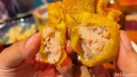 Siapa yang bisa menolak kelezatan Golden Prawn (wonton goreng)? Apalagi isian udangnya padat dan gurih. 