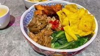 Kalau mau mie, kamu bisa cicip Uncle Lim Noodle (Rp 39.000). Porsi bakmi ini lumayan besar. Toppingnya padat seperti sawi hijau rebus, ayam dan jamur manis, ayam charsiu, serta pangsit.