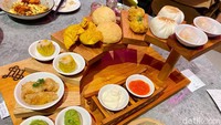 Menu andalan di sini, Prosperity Stairs (Rp 165.000). Sebanyak 8 jenis dimsum disajikan di tangga kayu dengan cocolan saus sambal dan mayonnaise.