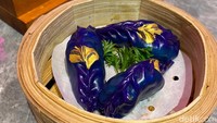 Shanghai Moon (Rp 32.000) berisi tiga potong dimsum kukus berwarna biru keunguan. Warna cantik ini didapat dari penggunaan kembang telang.
